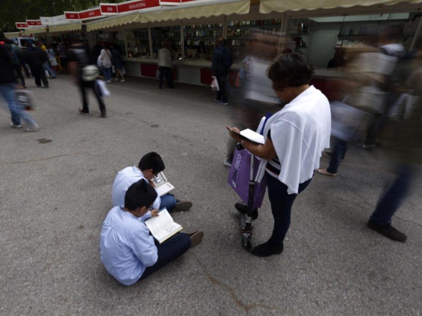 Un momento del primer fin de semana de la Feria del Libro de Madrid.