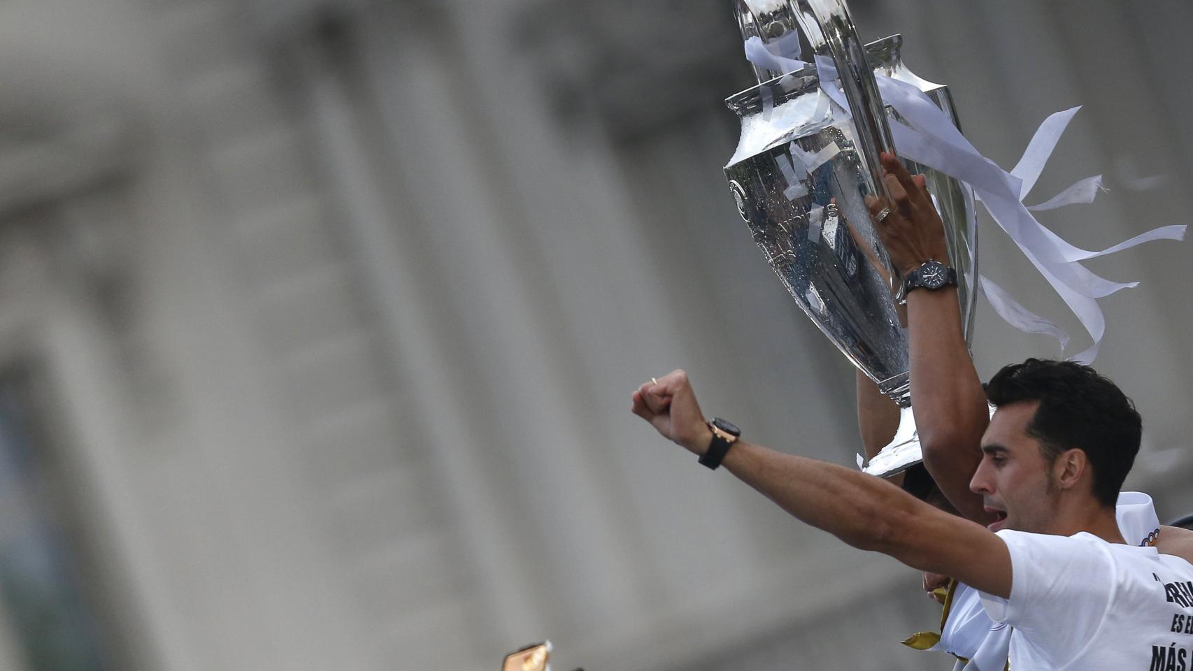 Álvaro Arbeloa celebra la Undécima del Real Madrid en Cibeles.