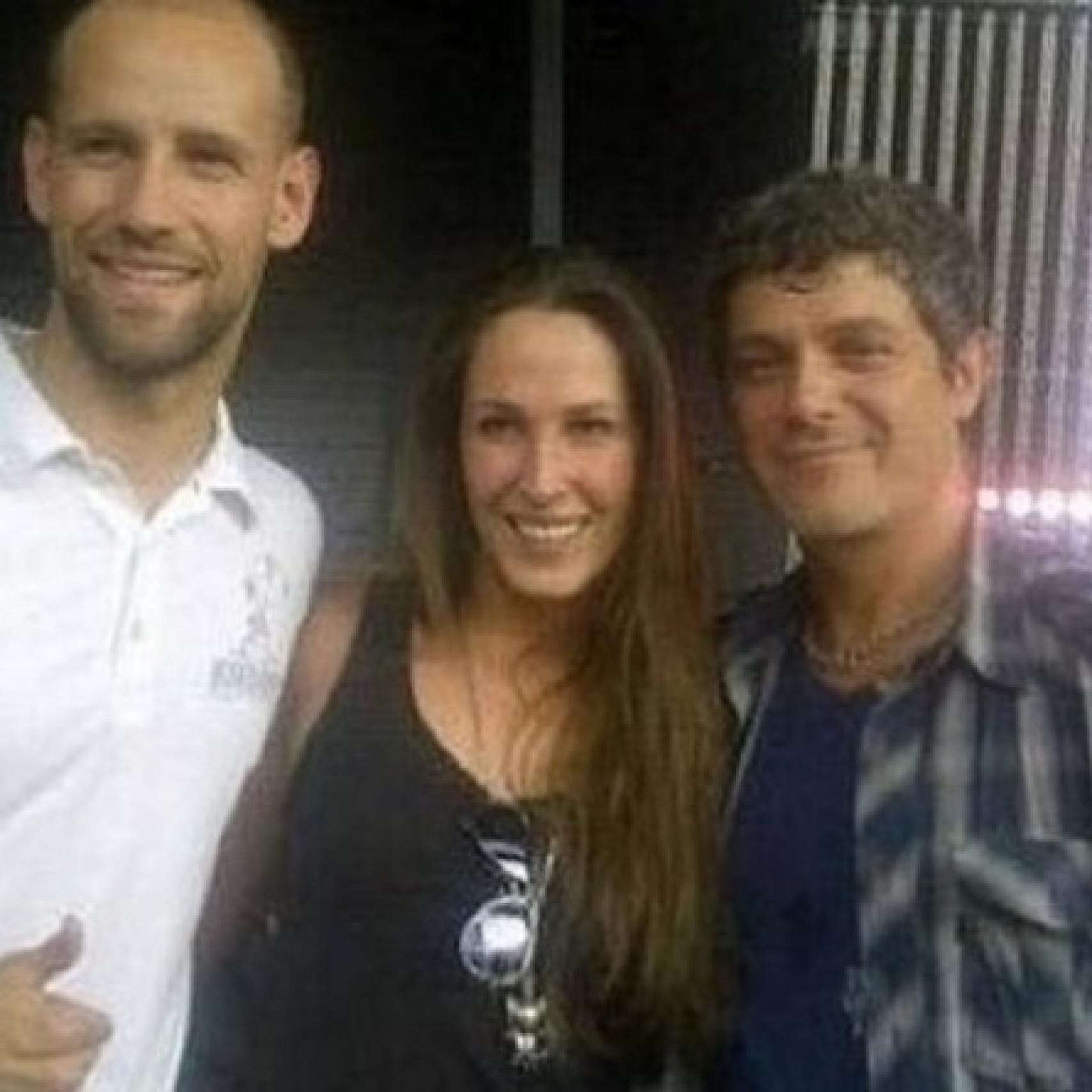 Malú y Gonzalo Miró posan con Alejandro Sanz en uno de sus pocas fotografías juntos