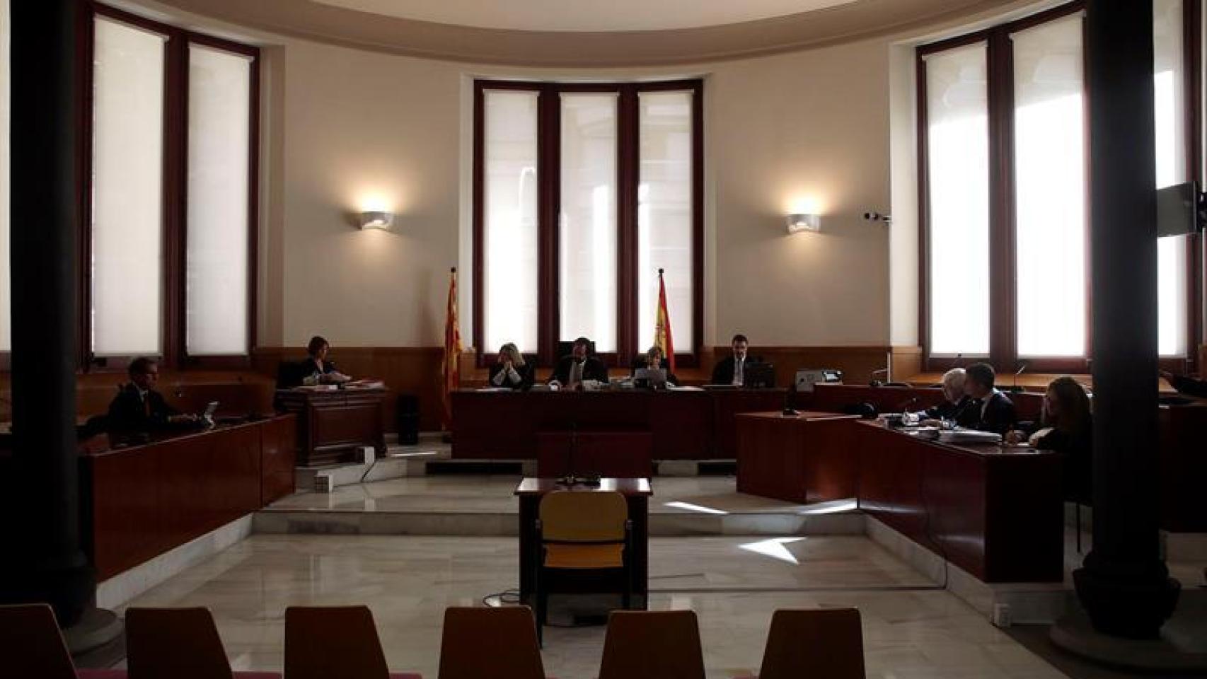 La sala vacía de la sección octava de la Audiencia de Barcelona
