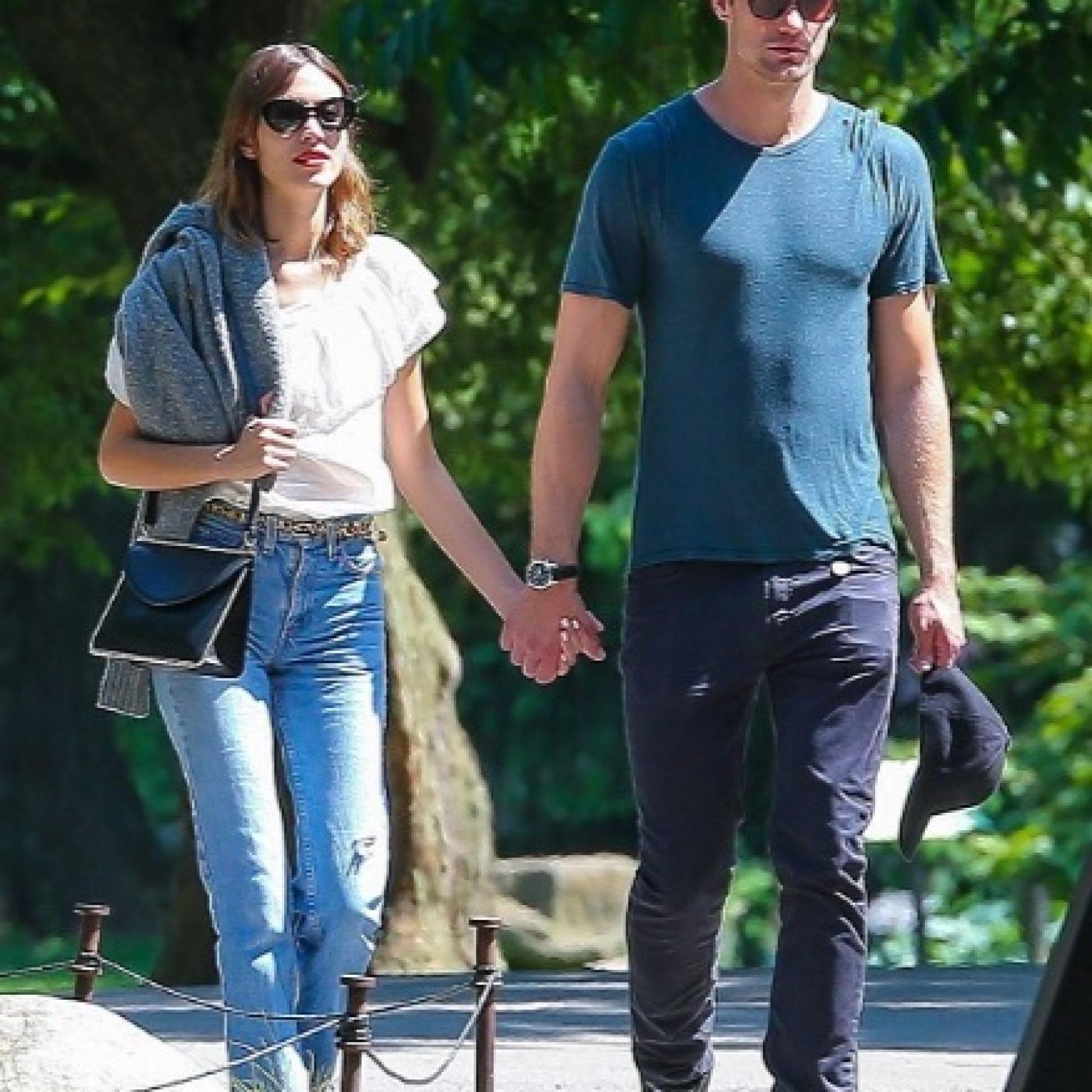 Alexa Chung y Alexander Skarsgård pillados de la mano en un parque de Brooklyn