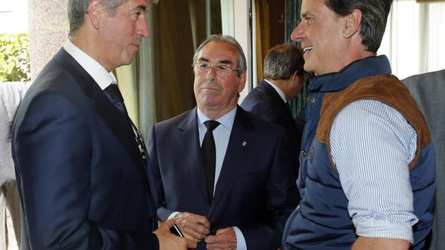 Cayetano Martínez de Irujo saluda a Miguel Ángel Gil