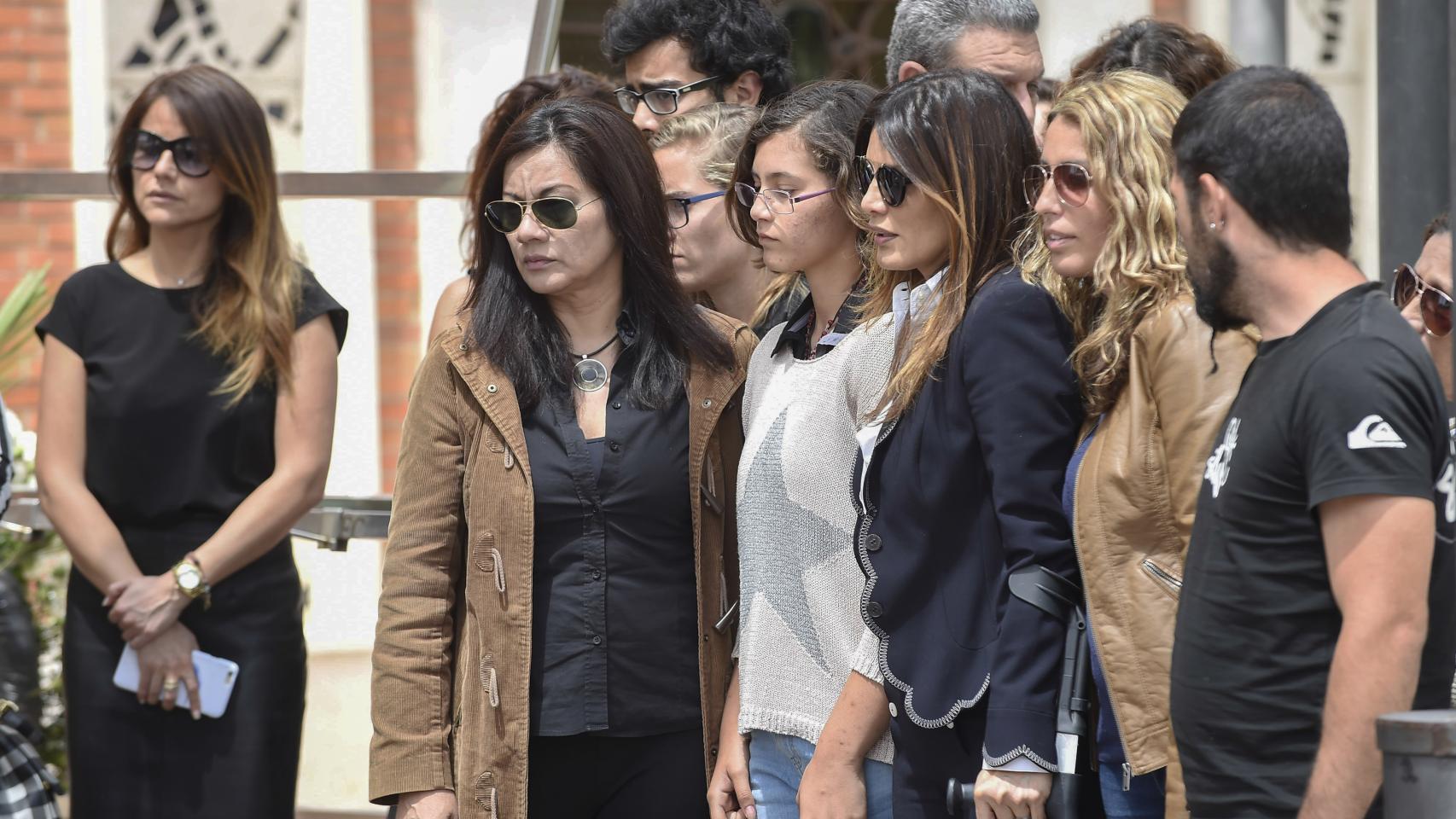 Ivonne Reyes en el entierro de su hermano