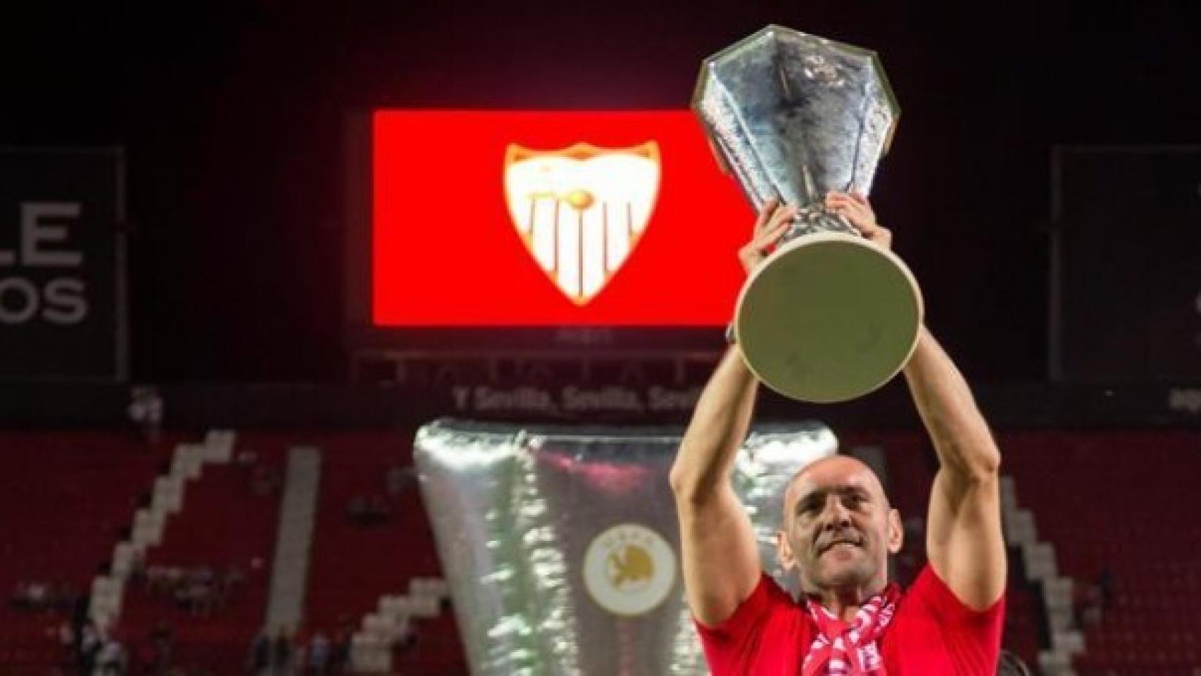 Monchi con la Europa League lograda en Basilea.