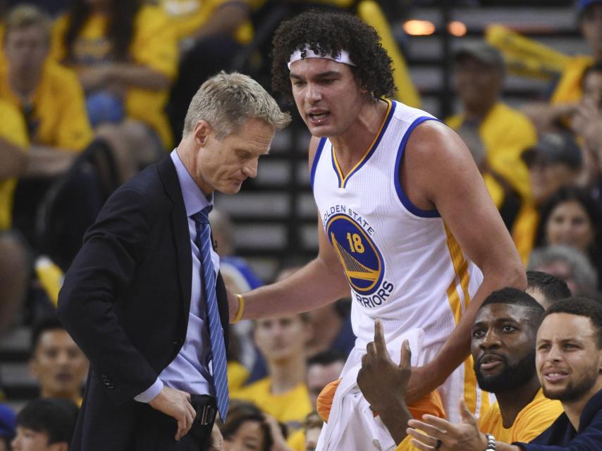 Anderson Varejao junto a Steve Kerr en un partido de los Warriors.