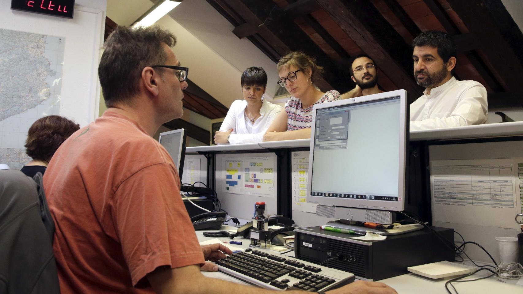 Diputados de la CUP y de JxS, en el momento de registrar la nueva ley en el Parlament