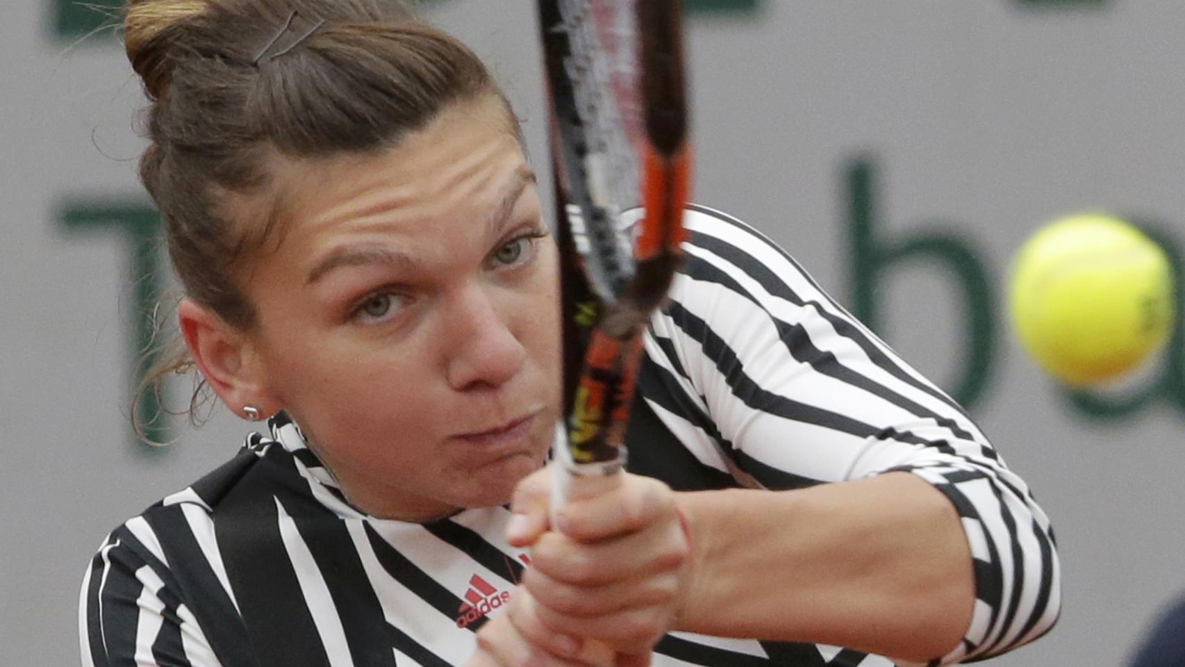 Simona Halep golpea la pelota.