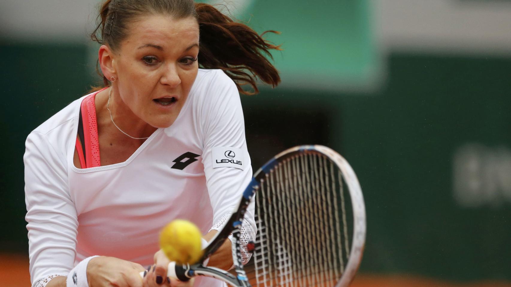 Agnieszka Radwanska golpea la pelota.