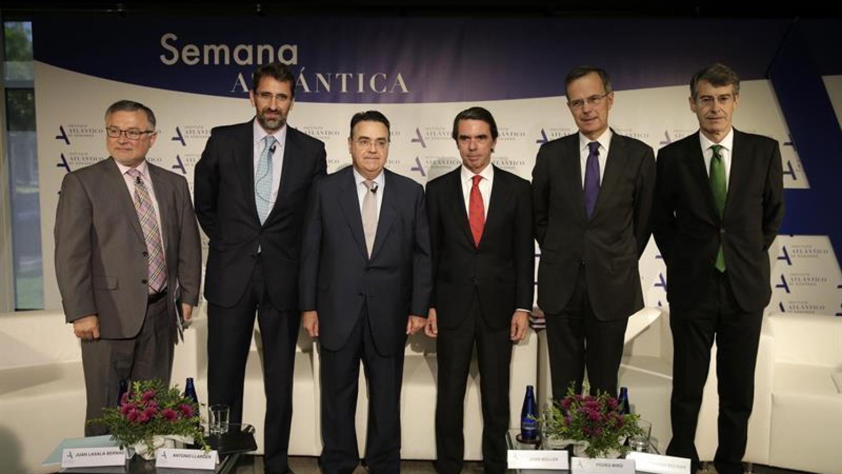 De izda. a dcha. El moderador y director adjunto de El Español, John Müller, el consejero delegado de Red Eléctrica, Juan Lasala, el presidente de Enagás, Antonio Llardén, el expresidente del Gobierno y presidente del Instituto Atlántico, José María Aznar, el CEO de Cepsa, Pedro Miró y el director corporativo de Iberdrola, Fernando Bécker.