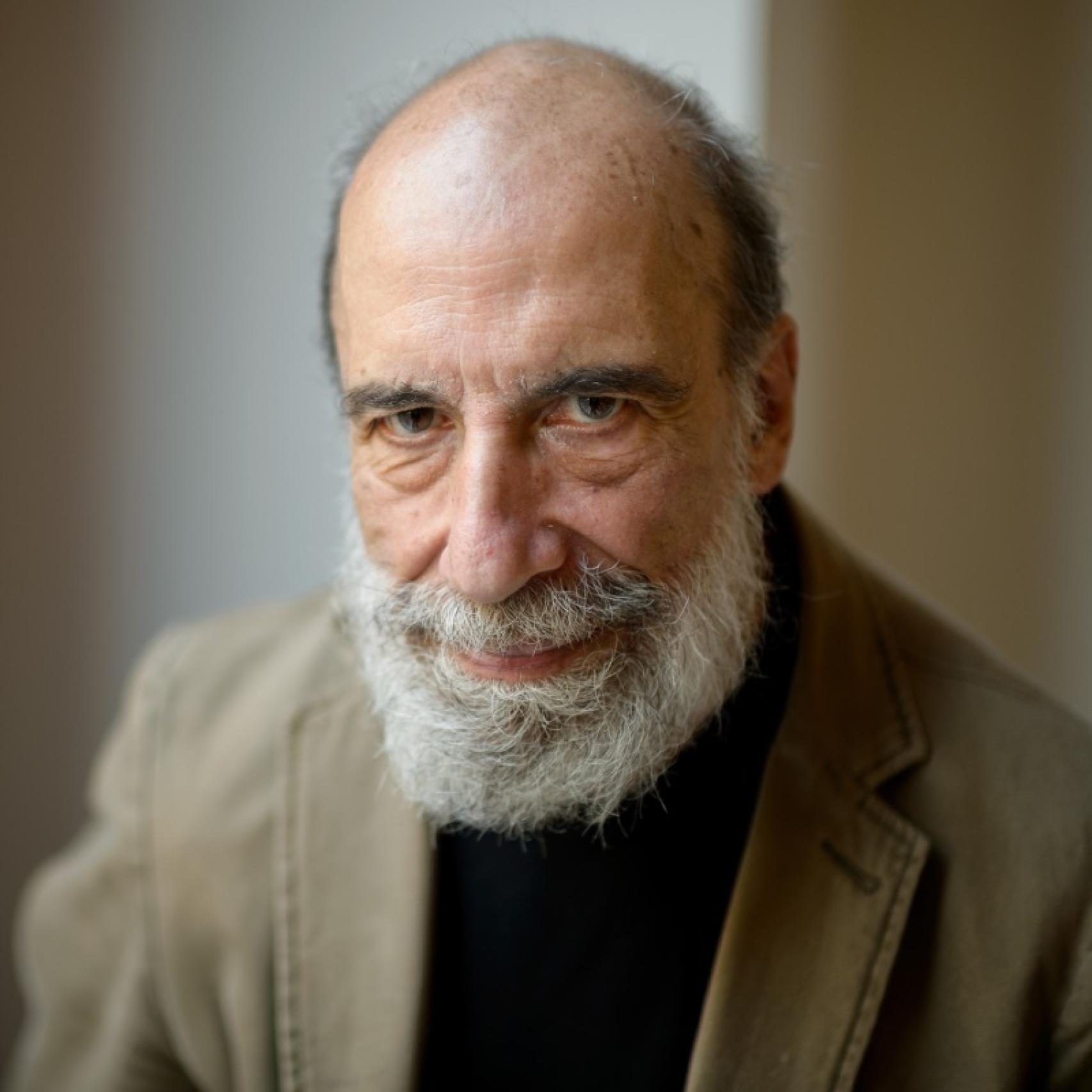 El poeta declara que el significado se construye en función del consumismo.