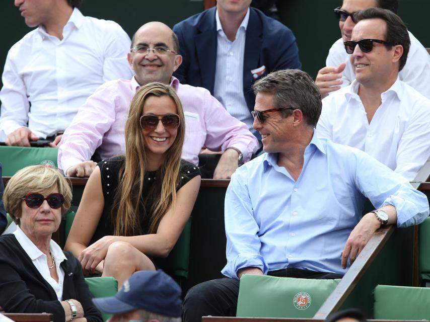 Hugh Grant con su novia Anna Eberstein  en Roland Garrós