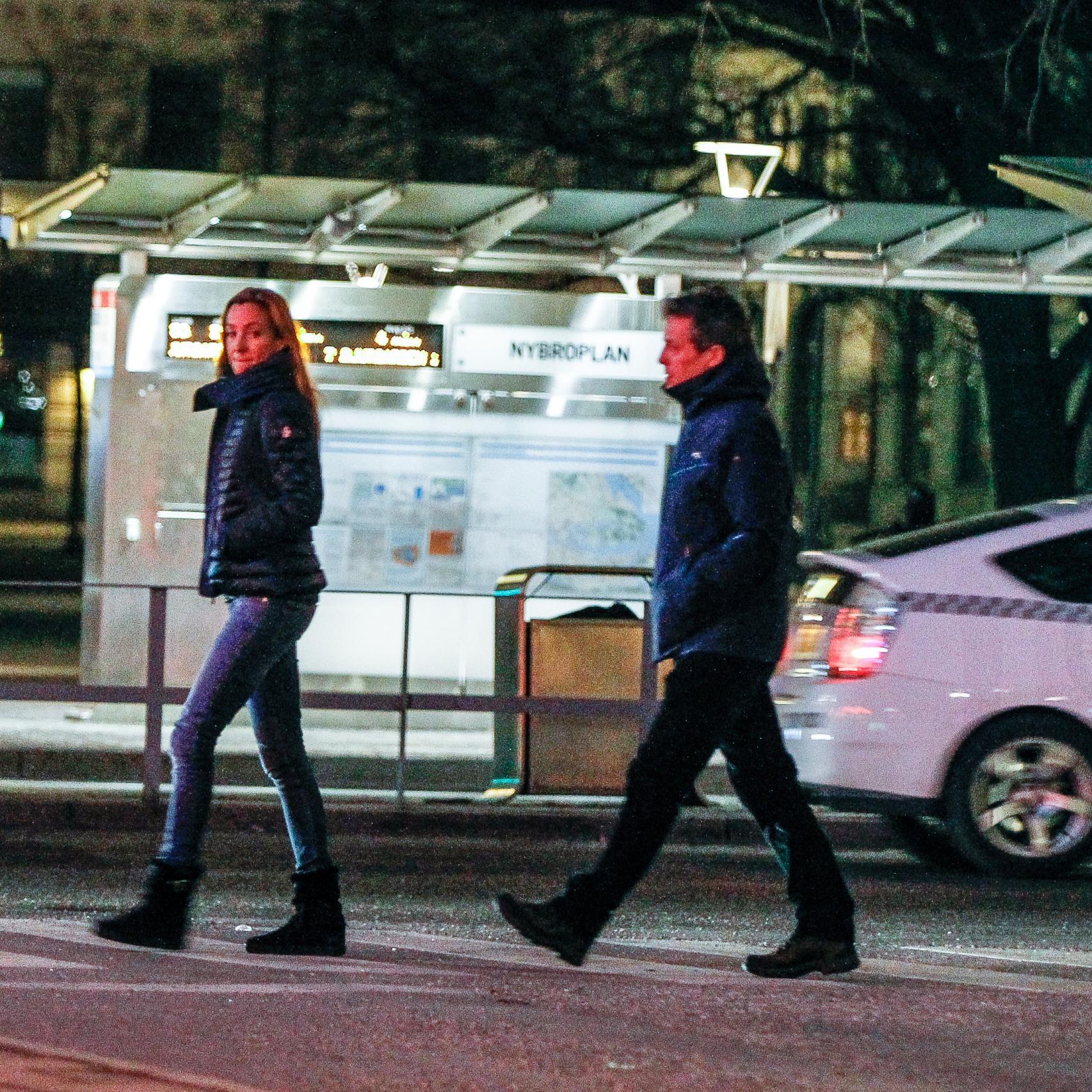 La pareja dando un paseo nocturno
