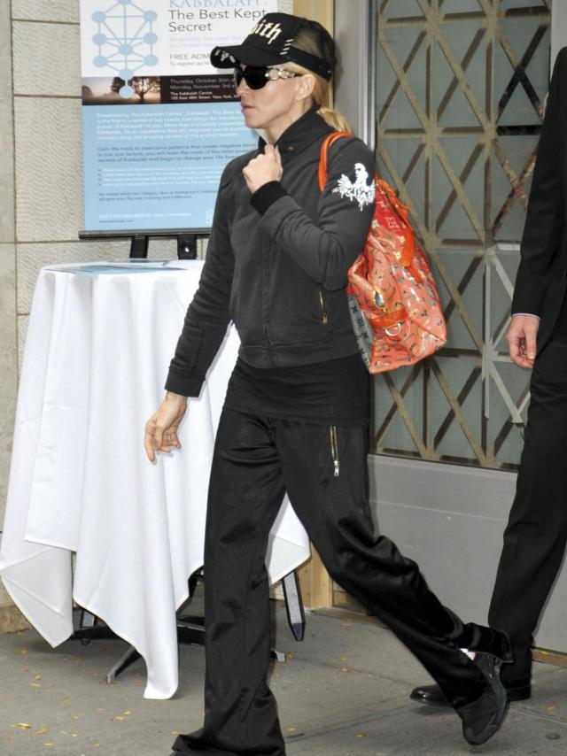 Madonna saliendo del centro de la Cábala en Nueva York