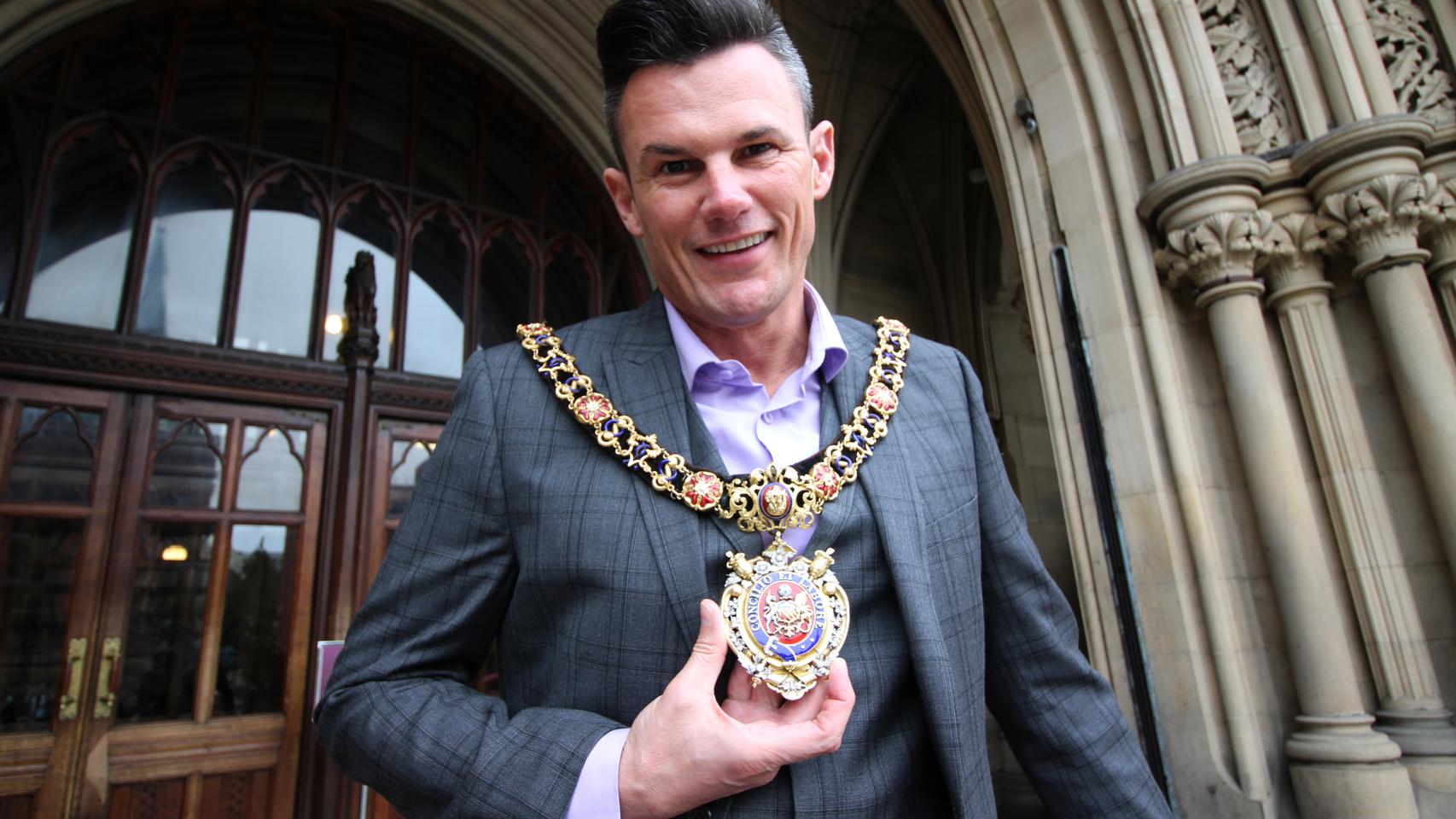 Austin-Behan en la puerta principal del Ayuntamiento de Mánchester.