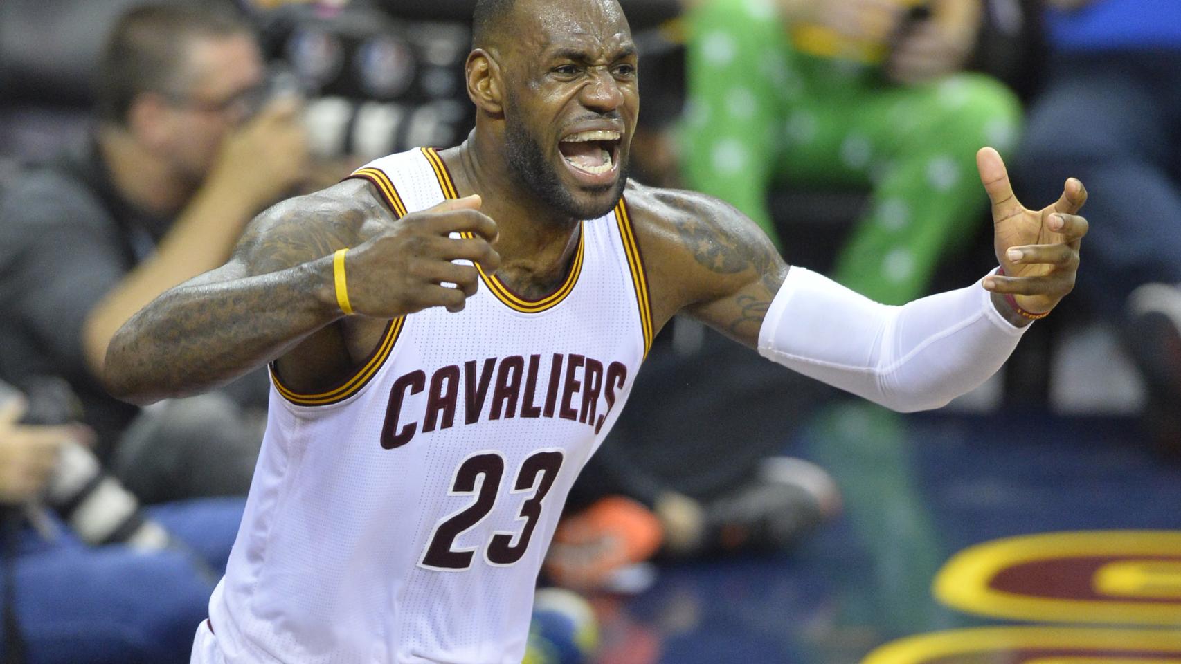 LeBron James celebra una canasta en la serie ante los Toronto Raptors.
