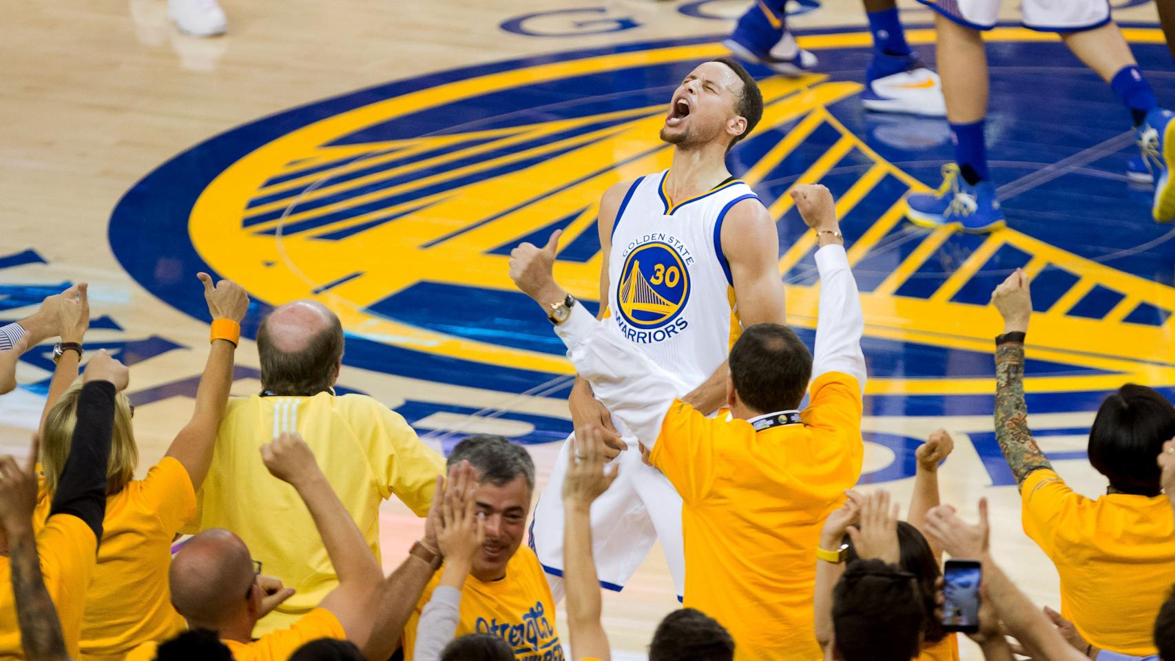 Stephen Curry celebra una canasta contra los Oklahoma City Thunder.