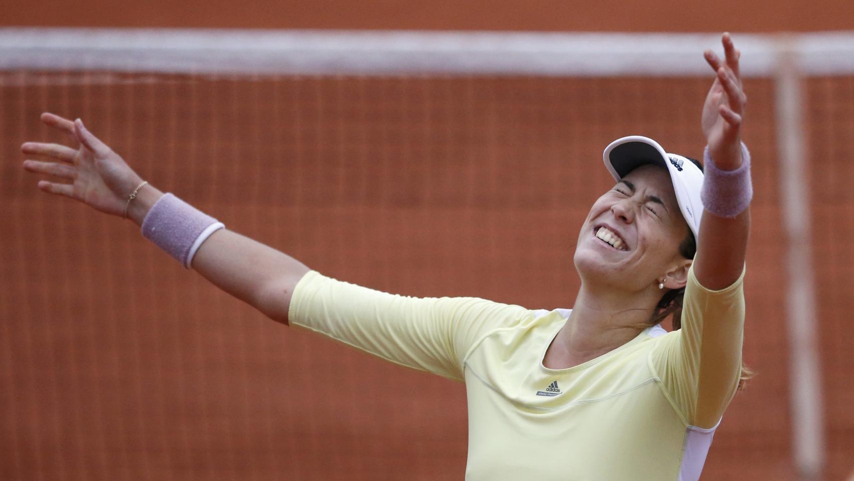 Muguruza celebra su pase a semifinales de Roland Garros.