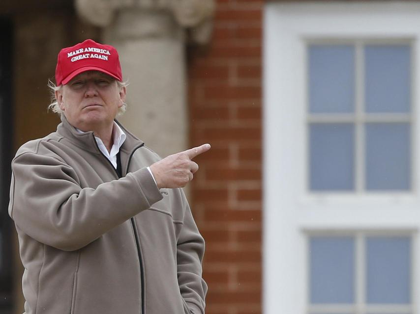 Trump posa frente a uno de sus hoteles en Escocia