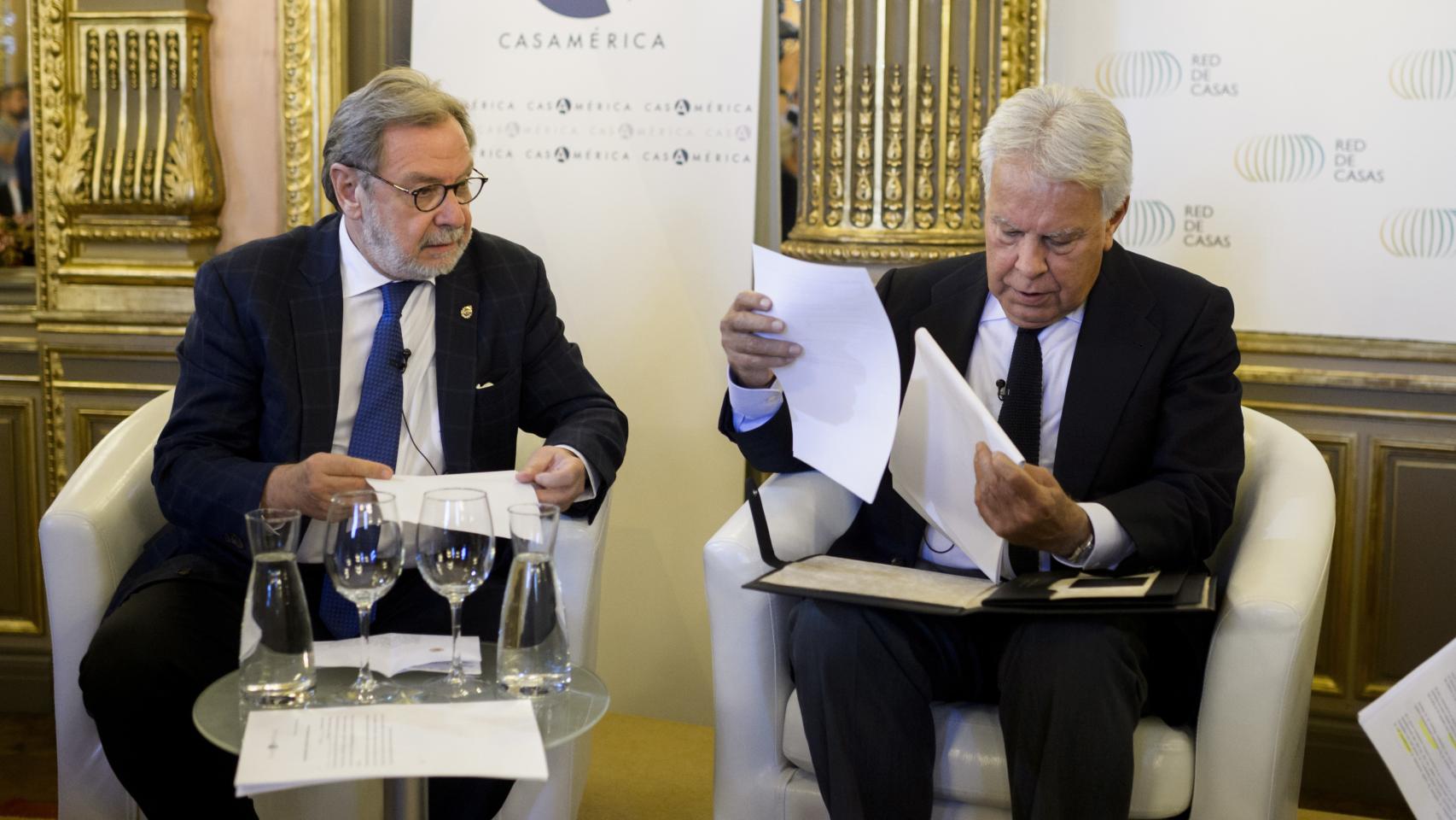 Cebrián, junto a González.