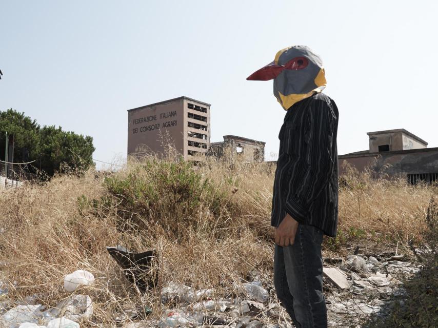 Annick Sterkendries, Posture Imposture, Squat 1, Port de Catane, 07-2015 © Annick Sterkendries.