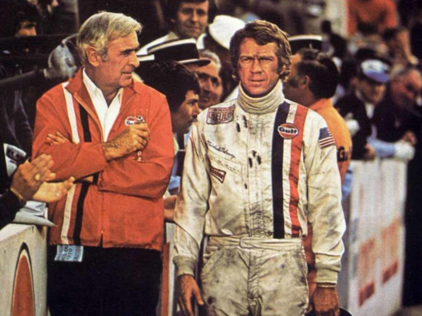 Steve McQueen con su mono de carreras en el rodaje de Le Mans.