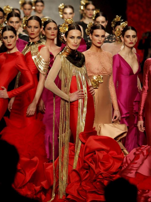 La modelo Nieves Álvarez desfilando para la firma de Vicky Martin Berrocal