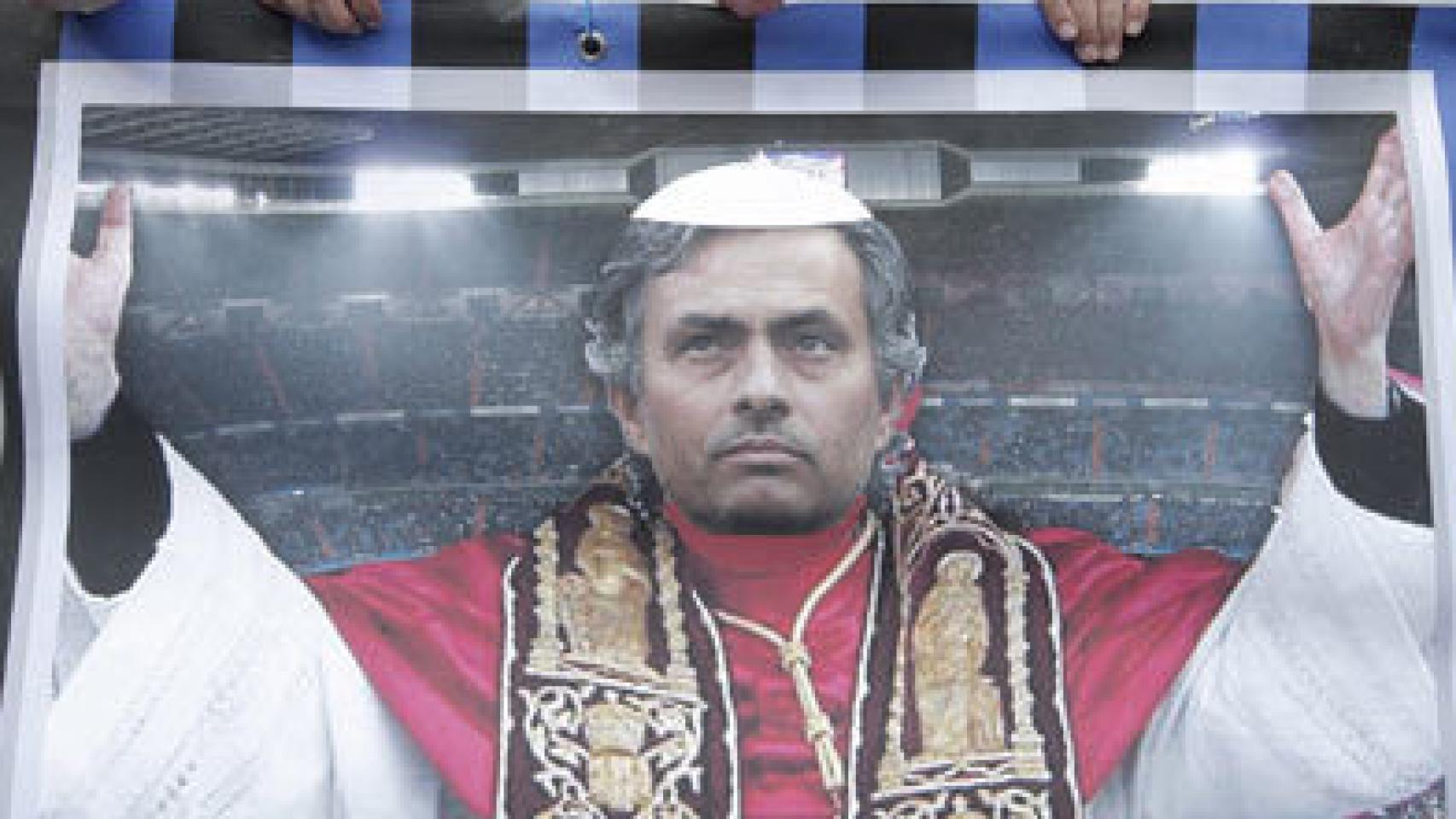 Morinho caracterizado de Papa por los aficionados del Inter de Milán.