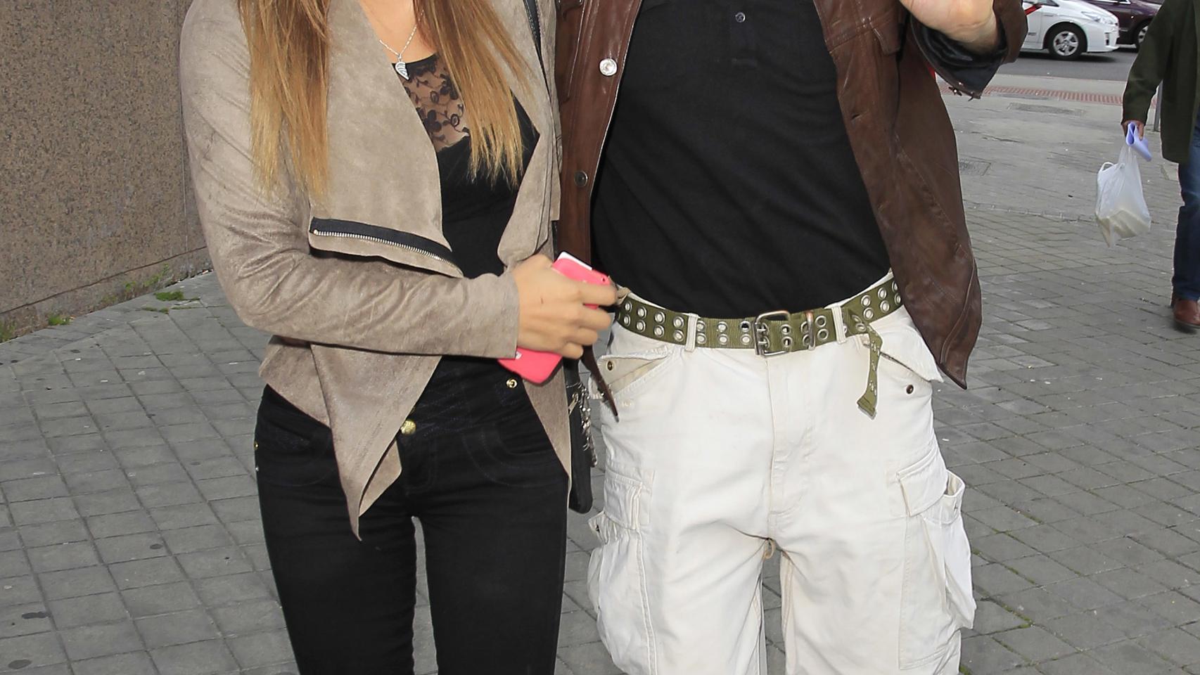 El presentador Carlos Lozano y Miriam Saavedra por las calles de Madrid.