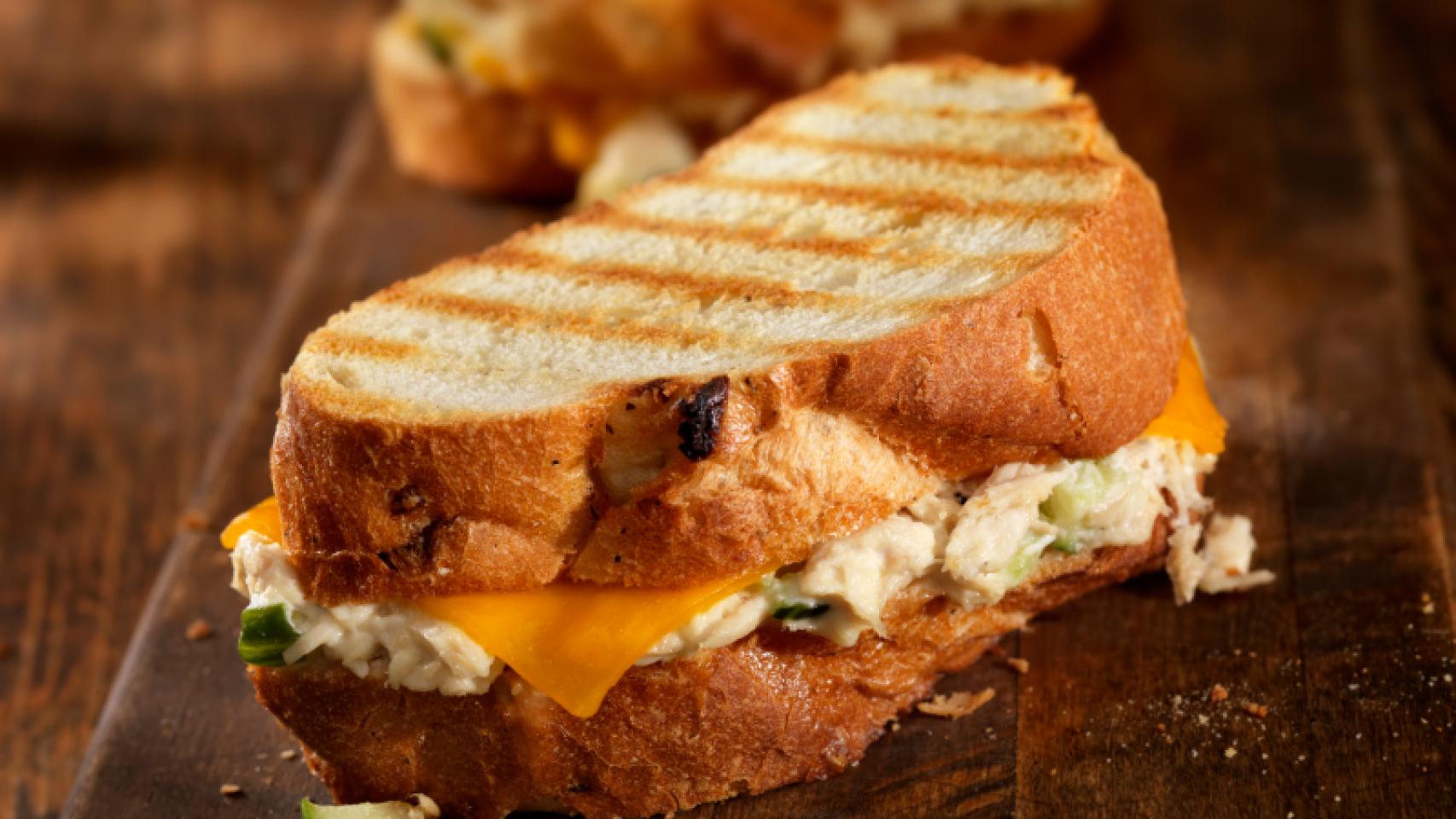 Almuerzo tropical: sándwich de atún y piña