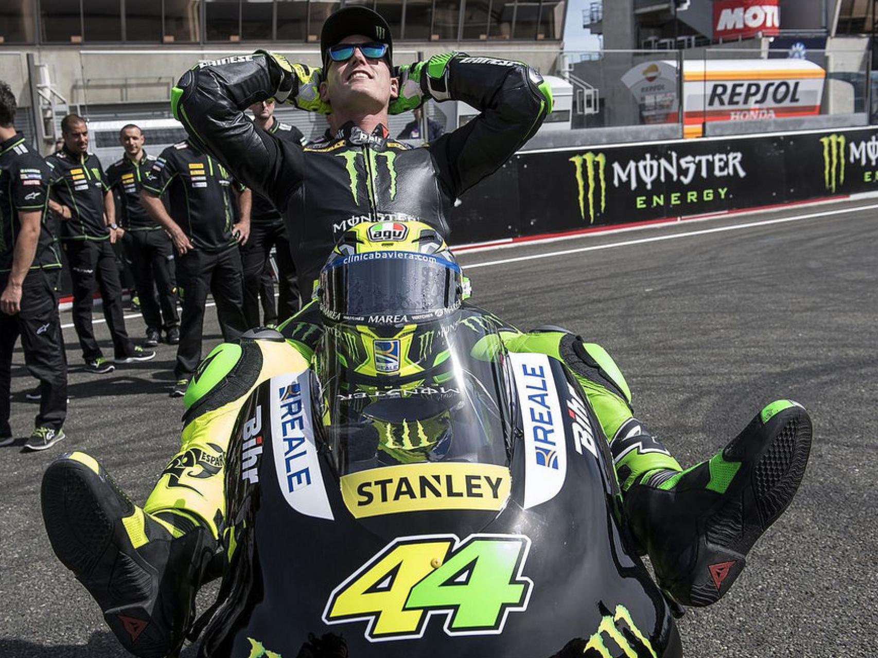 Pol Espargaró, sobre su Yamaha M1, en la recta de meta de Le Mans.