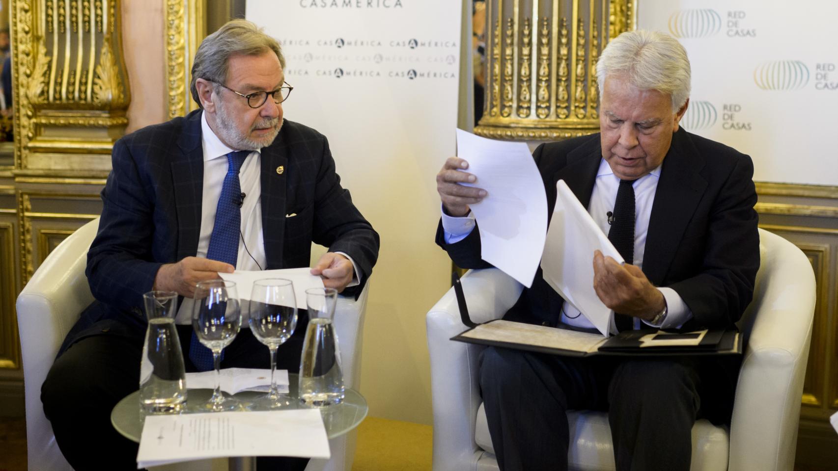 Juan Luis Cebrián y Felipe González, en la Casa de América.