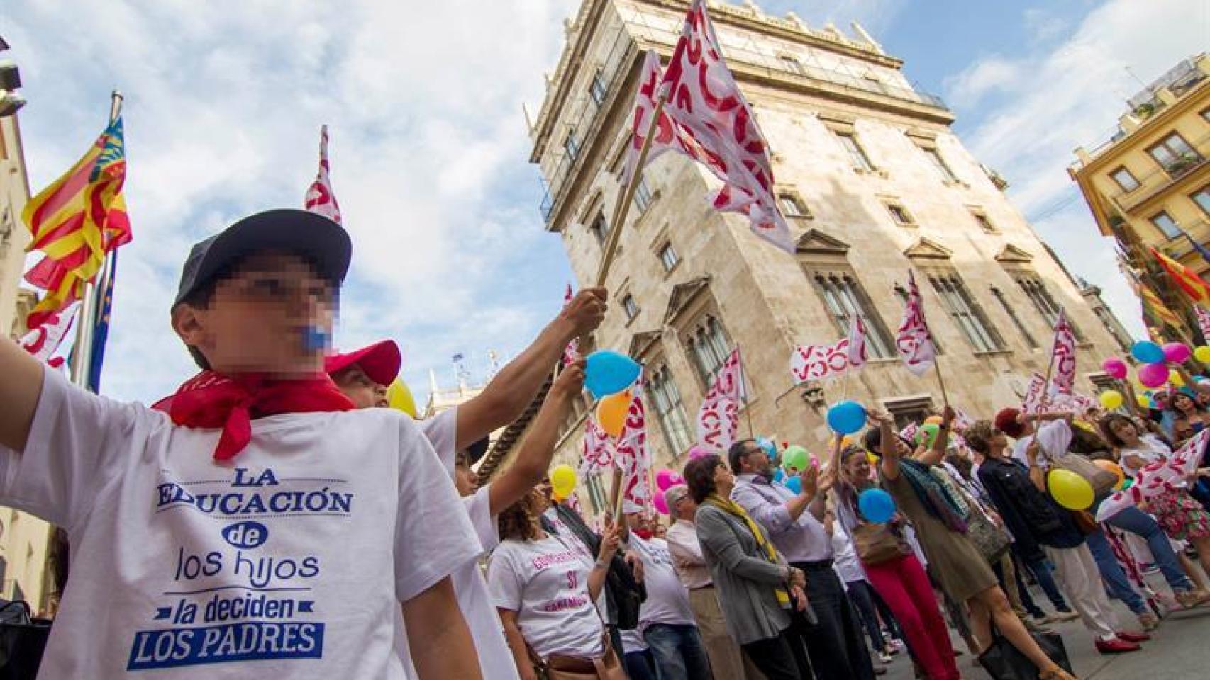 La manifestación ha rodeado el Palau de la Generalitat