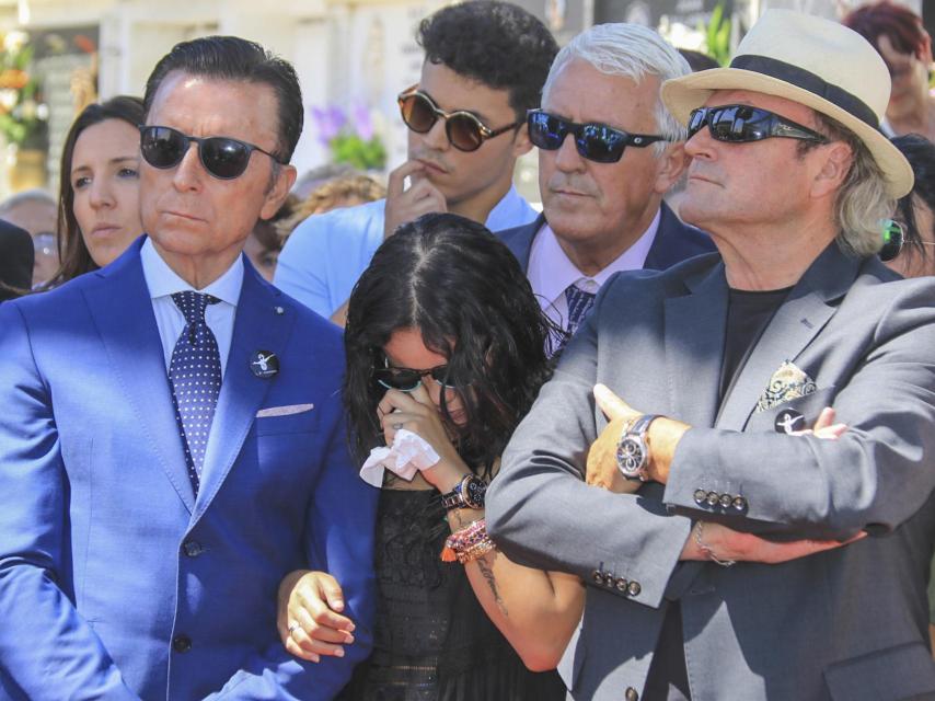 Los familiares en el cementerio recordando a Rocío Jurado en el décimo aniversario de su muerte