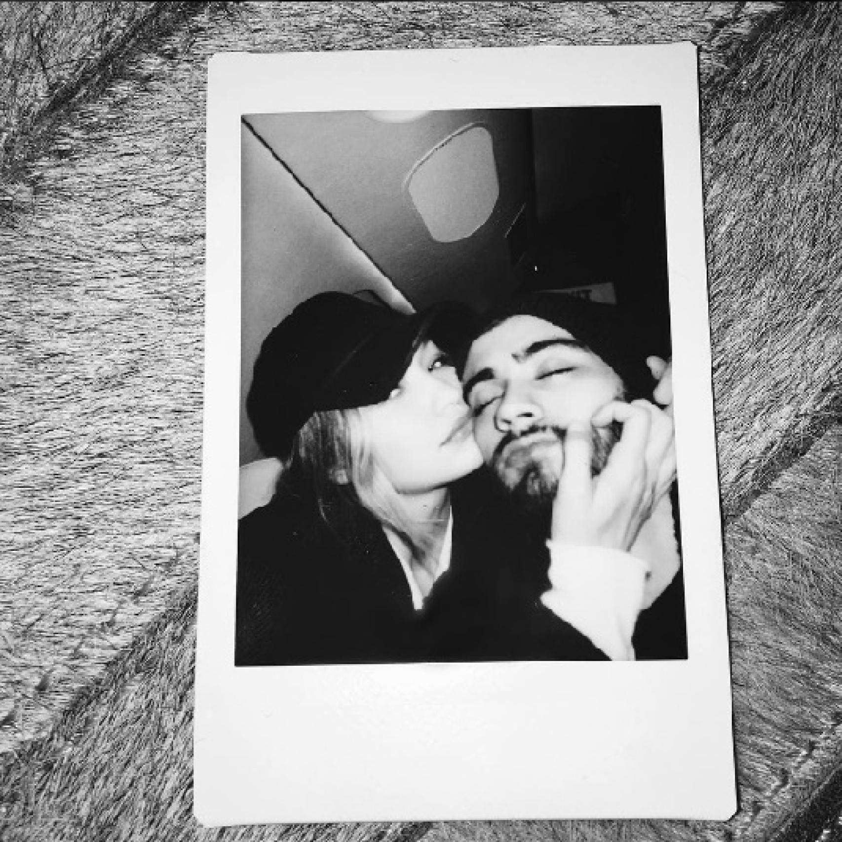 Foto aunciando su noviazgo