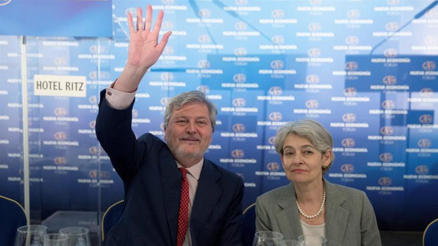 Íñigo Méndez de Vigo junto con la directora general de la UNESCO, Irina Bokova.