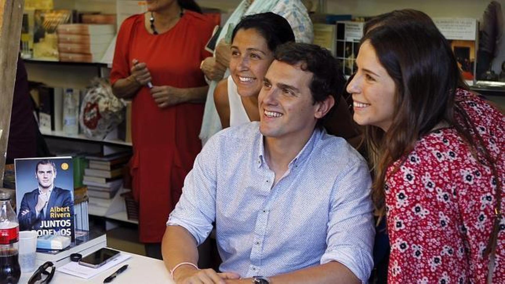 Albert Rivera, en la Feria del Libro del año pasado, firmando Juntos podemos.