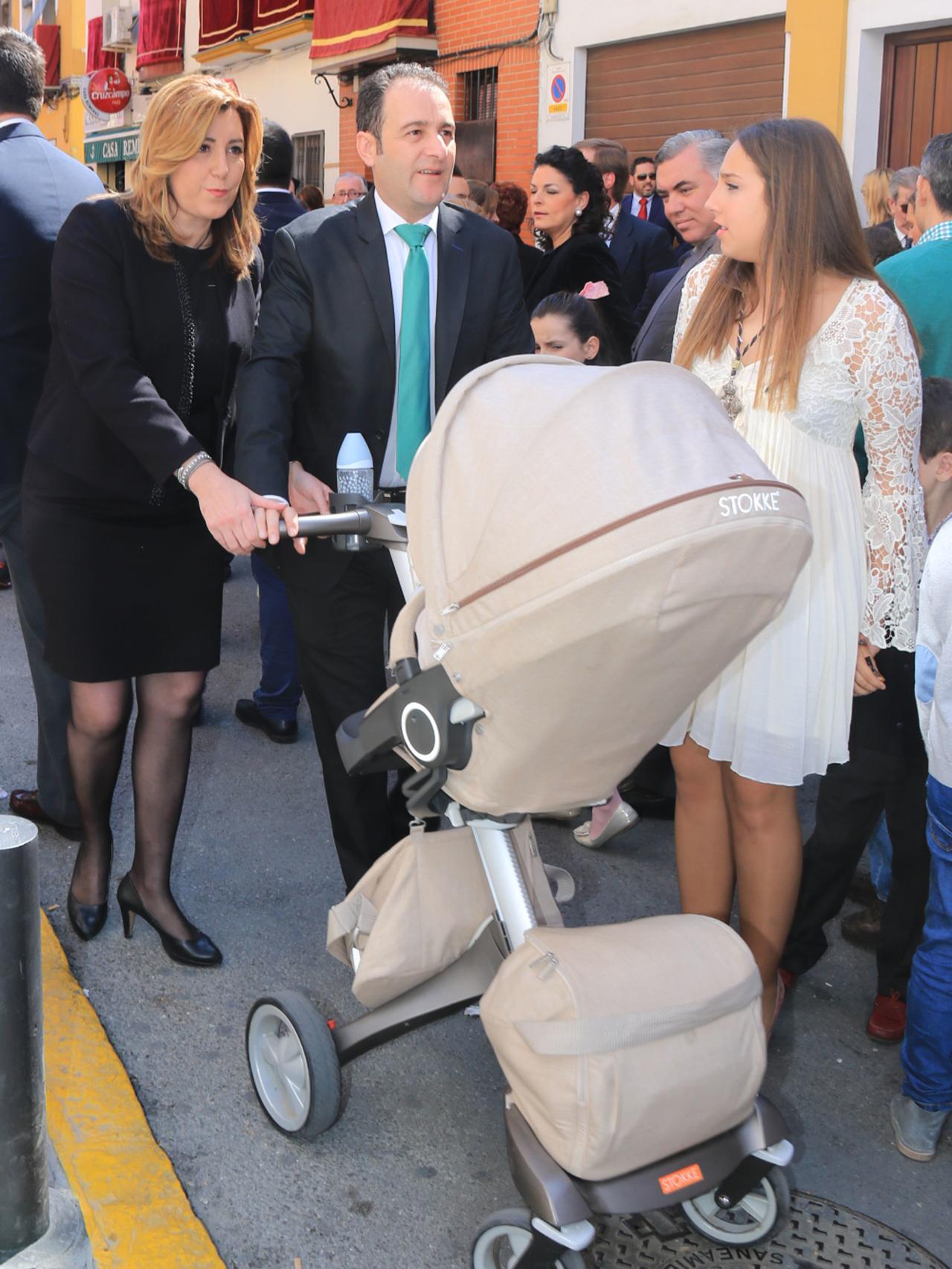 La pareja por las calles de Sevilla con su hijo