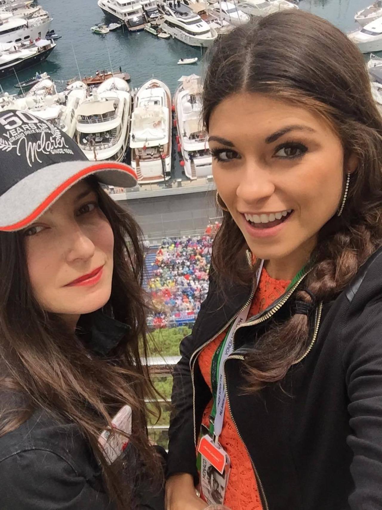 Linda Morselli (dcha.) junto a su amiga Valentina Serra, editora de Vogue Italia