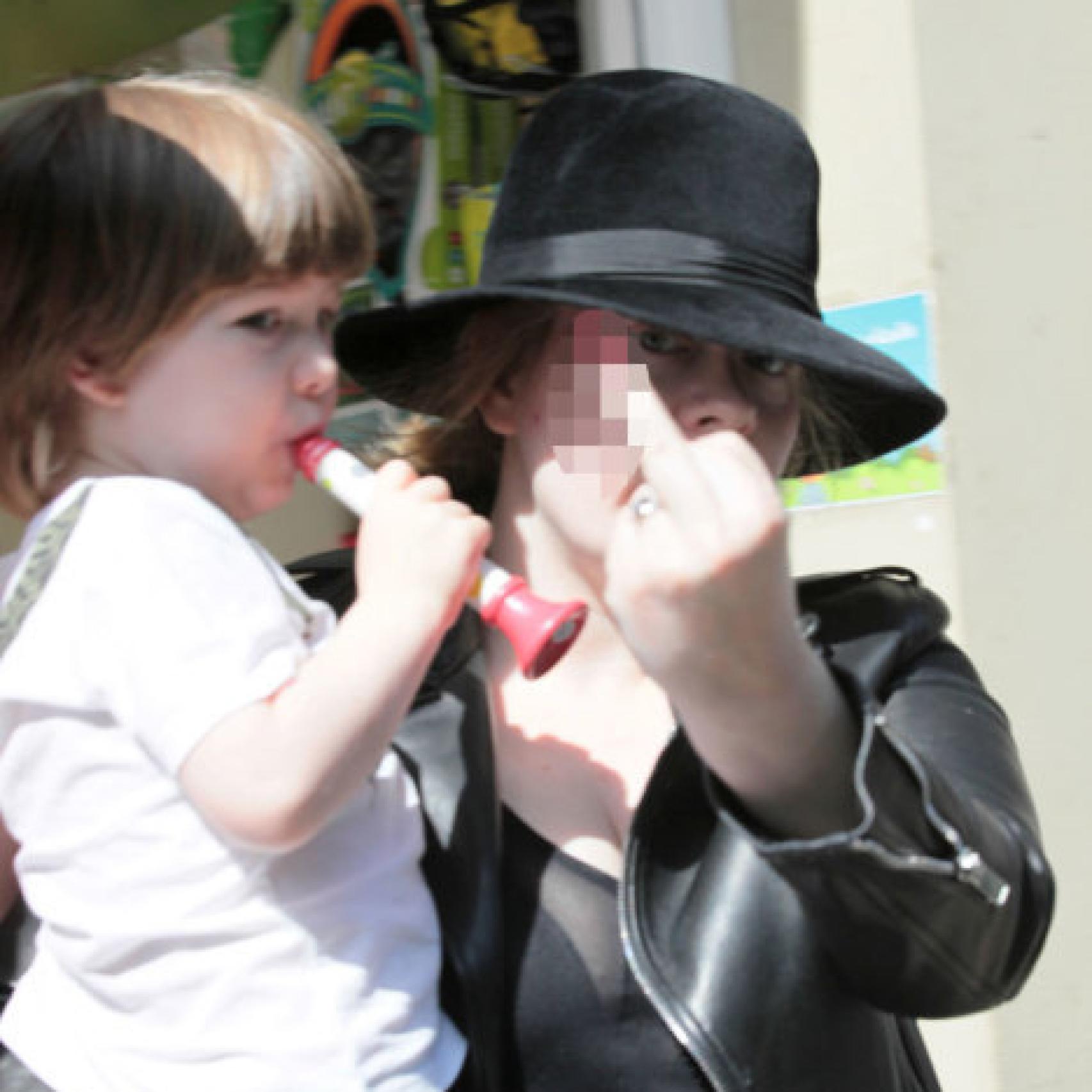 La cantante Adele con su hijo en brazos