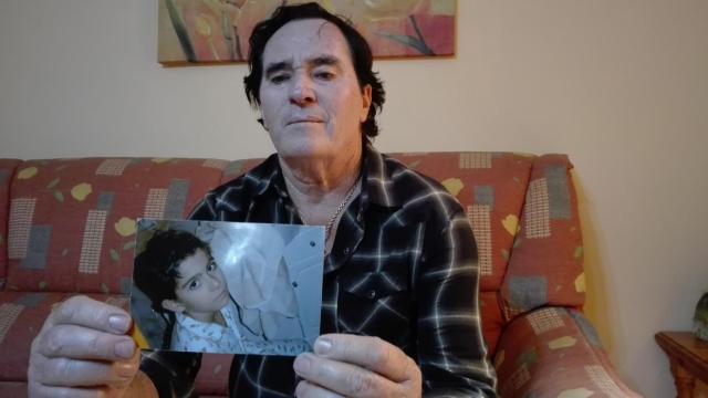 José, el abuelo de Yéremi Vargas, sosteniendo una foto de su nieto.