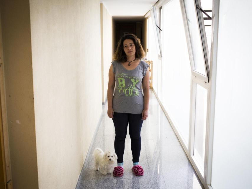 Chari, okupa de la Corrala de la Bahía, en el piso en el que reside en Cádiz.