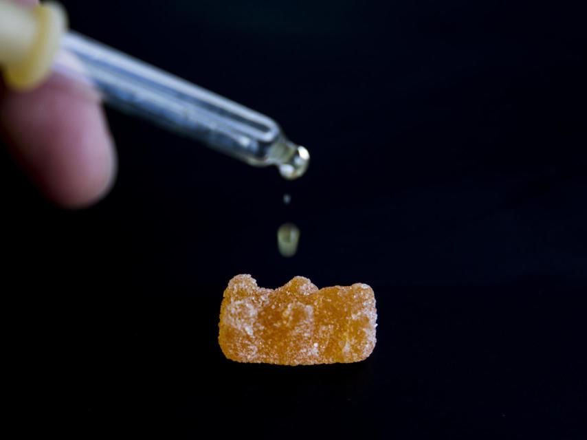 Cada osito debe tener 16 gotas de droga diluida.