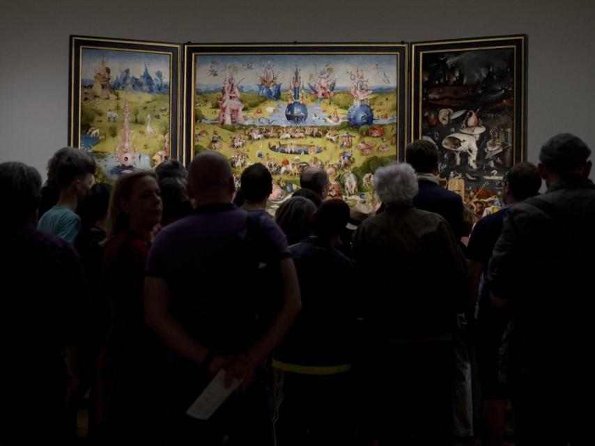 El grupo delante de El jardín de las delicias.