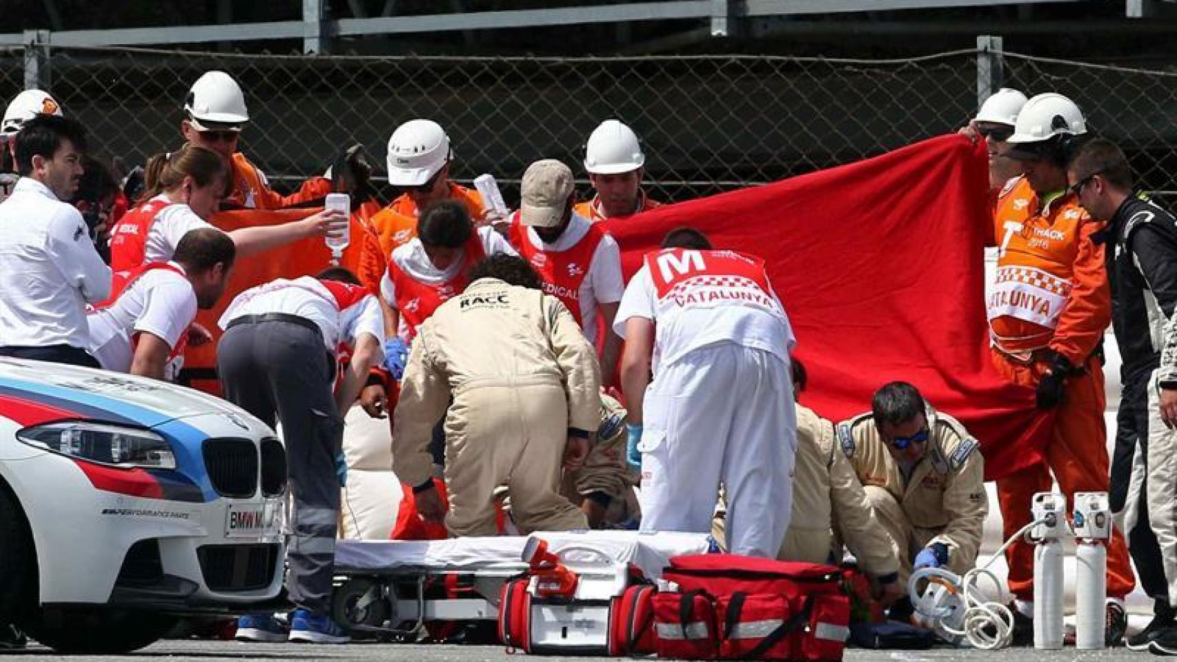 El piloto balear es atendido sobre el asfalto.