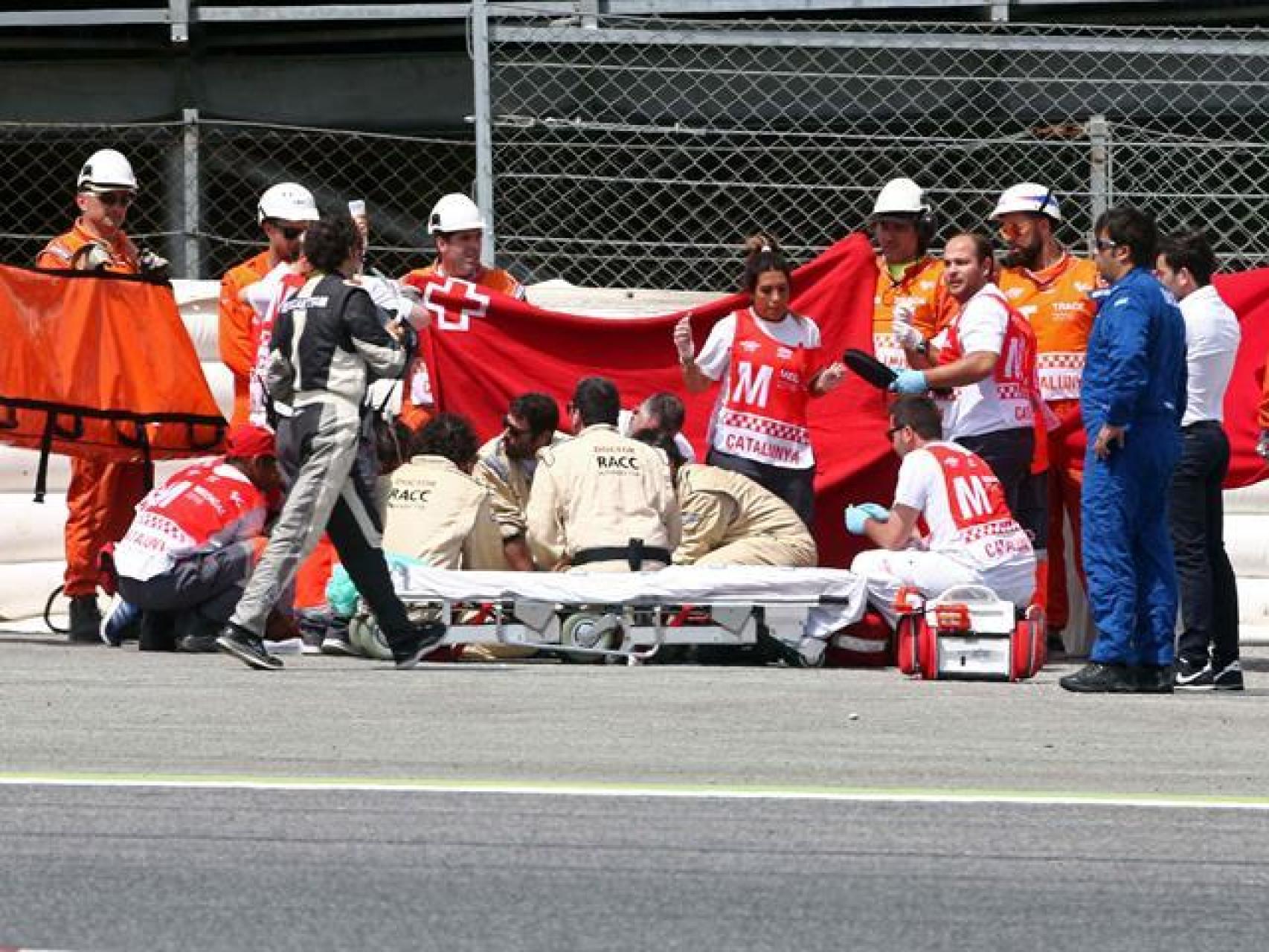Luis Salom es evacuado del circuito