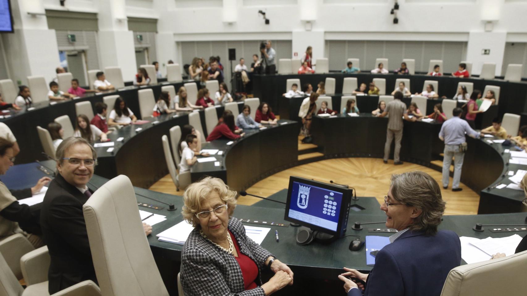 Manuela Carmena y Antonio Miguel Carmona en el pleno que han visitado niños y adolescentes