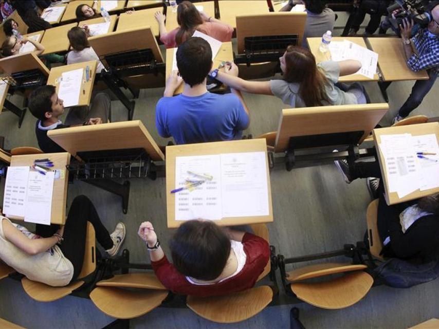 Alumnos preuniversitarios examinándose de la última Selectividad