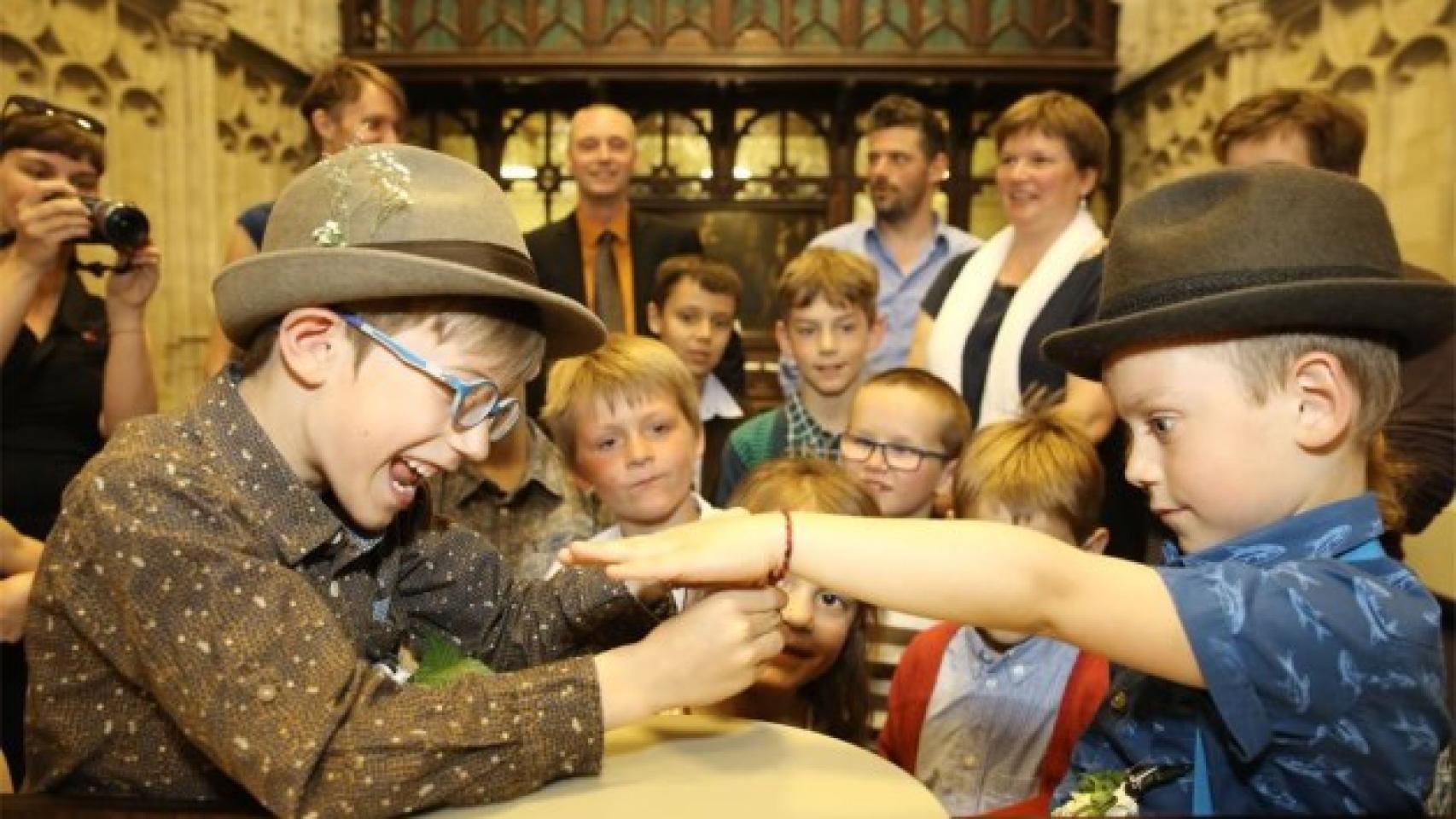 Tito y Otto se intercambian las pulseras de la amistad.