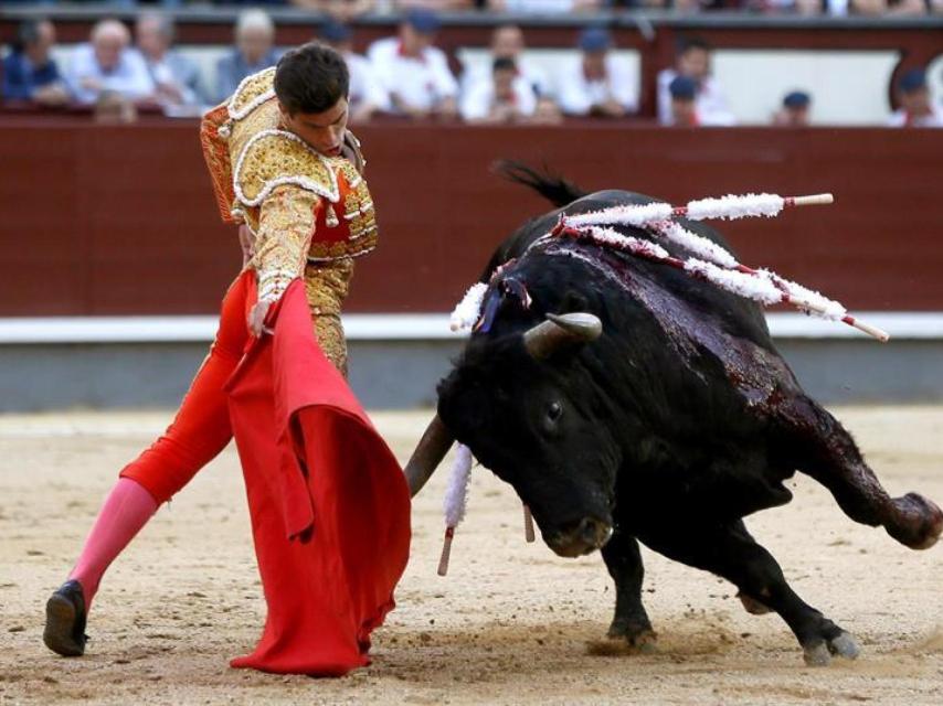 Rubén Pinar da un pase al seguno de su lote durante la vigésimo octava de la feria de San Isidro.