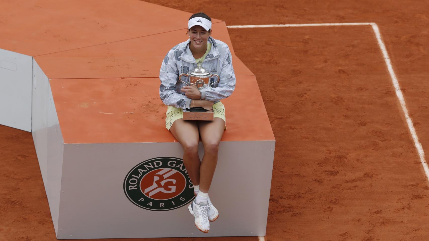 Garbiñe Muguruza, en la pista de Roland Garros.